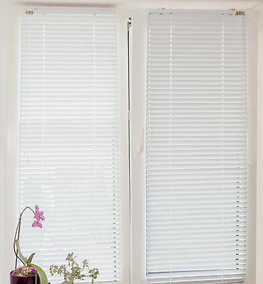 포토 JPG 해외이미지 백그라운드 창문 주택 손잡이 사람없음 건물 가로 빛 햇빛 금속 코드 파편 질감 시각장애인 제어 해외202004 해외포토 건축물 재질 태양 장애인 파일형식 이미지허브