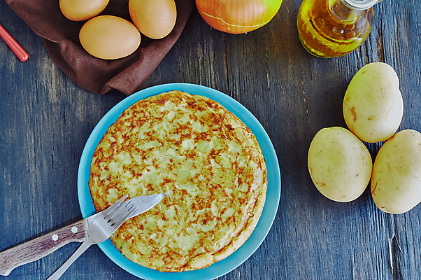 포토 JPG 해외이미지 전통 접시 음식 부분 양파 감자 옥수수 요리 사람없음 목재 계란 저녁식사 튀김 스페인 오믈렛 점심식사 스페인어 타파스 핸드메이드 해외202004 해외포토 나무 식기 유럽 채소 재료 곡류 알 식사 애피타이저 계란요리 파일형식 이미지허브