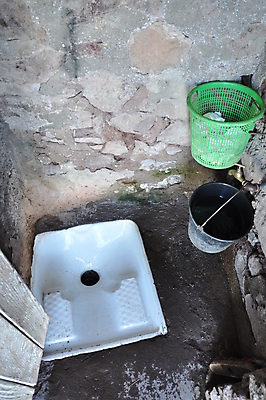 포토 JPG 해외이미지 서기 사람없음 야외 물 흰색 붓기 양동이 화장실 옛날 해외202004 해외포토 자연요소 컬러 모션 파일형식 이미지허브