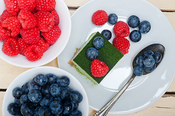 포토 JPG 해외이미지 디저트 실내 사람없음 하이앵글 블루베리 산딸기 무스케이크 녹차맛 나무배경 해외202004 해외포토 음식 뷰포인트 백그라운드 과일 내부 케이크 맛 녹차 파일형식 이미지허브