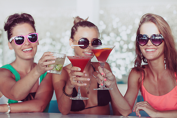 포토 JPG 해외이미지 행복 음료 유리 휴가 휴식 함께함 사람 세명 친구 선글라스 파티 우정 카페 마시기 축하 칵테일 바 축배 해외202004 해외포토 감정 안경 컨셉 관계 모션 재질 주류 이벤트 상점 파일형식 이미지허브