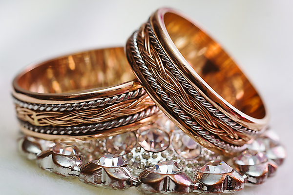 포토 JPG 해외이미지 커플 결혼 관계 결혼식 남편 함께함 사랑 사람없음 장식 빛 금속 신혼여행 축하 반지 쌍 황금 고급 보석 약혼 영원 통일 해외202004 해외포토 감정 컨셉 장신구 재질 이벤트 광석 약속 파일형식 이미지허브