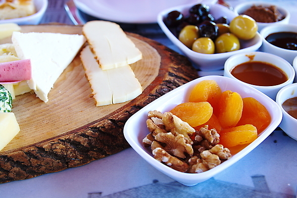 포토 JPG 해외이미지 접시 포크 치즈 건조 파슬리 사람없음 크래커 초콜릿 계란 당근 칼 아침식사 미끄럼틀 잼 먹기 크림 향신료 올리브 브런치 호두 버터 꿀 살구 살라미 크림치즈 해외202004 해외포토 식기 열매 채소 과일 모션 디저트 유제품 뿌리채소 쿠키 알 식사 견과류 소스_음식 놀이기구 향미료 파일형식 이미지허브