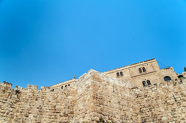 포토 JPG 해외이미지 종교 벽 여행 컨셉 건축양식 하늘 벽돌 아이디어 그림자 사람없음 건물 파란색 카메라 탑 성경 바위 도시 사찰 성 영혼 역사 중앙 보호 이슬람교 땅 보안 대문 타운 동쪽 강화 랜드마크 로마인 순례 시온산 예루살렘 옛날 유태교 이스라엘 파멸 팔레스타인 해외202004 해외포토 건축물 건축 컬러 중동 종교용품 종교건축 안전 인종 전자제품 문 돌_바위 방향 서아시아 파일형식 소멸 이미지허브