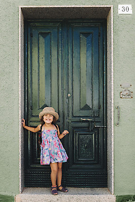 포토 JPG 해외이미지 백인 모델 라이프스타일 드레스 여자 행복 어린이 포즈 놀이 휴가 주택 한명 서기 미소 사람 야외 세로 여름 청춘 컬러풀 유행 문 귀여움 봄 기쁨 흰색 작음 해외202004 해외포토 서양인 1 옷 계절 감정 컬러 컨셉 모션 표정 건물 생활 크기 파일형식 이미지허브