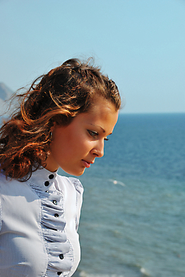 포토 JPG 해외이미지 1 응시 바다 바람 갈색머리 한명 사람 야외 여름 무서움 블라우스 타입 해외202004 해외포토 자연요소 헤어스타일 시선 계절 감정 상의 날씨 파일형식 이미지허브