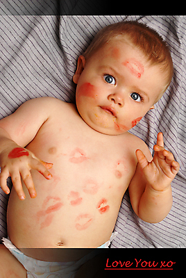 포토 JPG 해외이미지 백인 응시 남자 행복 감정 어린이 컨셉 키스 발렌타인데이 사랑 한명 사람 빨간색 귀여움 기쁨 립스틱 흰색 표현 아기 작음 입술 해외202004 해외포토 서양인 1 시선 컬러 데이이벤트 신체부위 화장품 크기 애정표현 파일형식 이미지허브