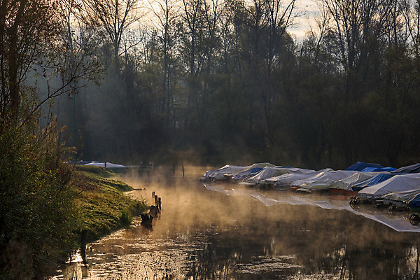 포토 JPG 해외이미지 나무 공원 유럽 여행 겨울 자연 하늘 휴식 풍경 사람없음 야외 목재 물 파란색 강 일출 맑음 침묵 이탈리아 안개 가을 바위 보트 숲 강가 신비 닻 산기슭 해외202004 해외포토 자연요소 식물 계절 공공시설 나라 컬러 컨셉 배_교통 재료 날씨 산 노을 소리 돌_바위 생태계 파일형식 이미지허브