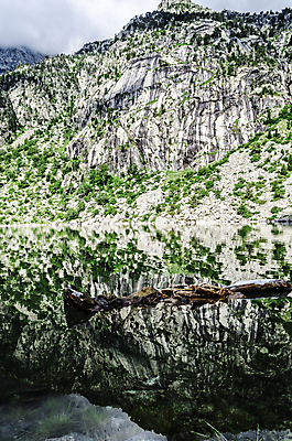포토 JPG 해외이미지 응시 유럽 자연 하늘 그림자 사람없음 야외 목재 초록색 물 파란색 빛 컬러풀 태양 반사 평화 흐름 스페인 만족 암초 내추럴 해외202004 해외포토 자연요소 나무 시선 감정 나라 컬러 컨셉 재료 생태계 파일형식 이미지허브