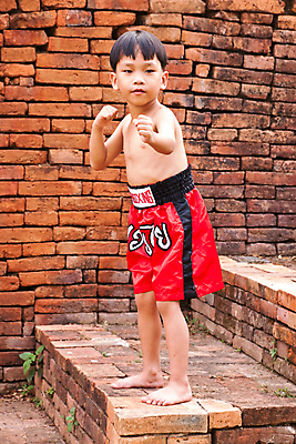 포토 JPG 해외이미지 백인 1 남자 어린이 스포츠 포즈 장갑 백그라운드 한명 사람 소년 상자 힘 권투 에너지 도전 흰색 수비 보호 충돌 싸움 슛 공격적 해외202004 해외포토 서양인 잡화 컬러 컨셉 모션 격투기 파일형식 이미지허브