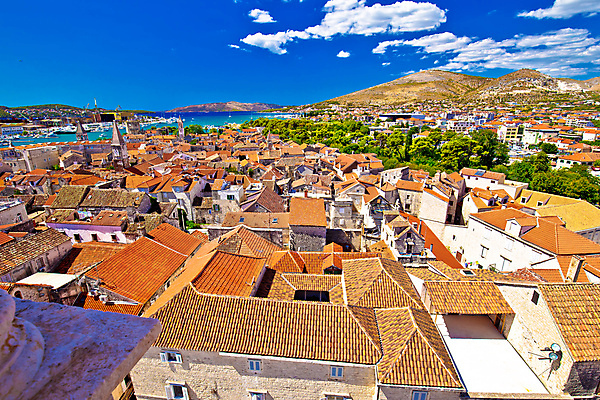 포토 JPG 해외이미지 전통 바다 섬 자연 하늘 산 주택 파노라마 손바닥 풍경 사람없음 건물 초록색 물 파란색 컬러풀 세계 교회 탑 항구 도시 소나무 만 보트 재산 땅 지중해 타운 크로아티아 스카이라인 옛날 해외202004 해외포토 자연요소 나무 건축물 손 유럽 컬러 배_교통 종교건축 교통시설 촬영기법 금융 생태계 파일형식 이미지허브