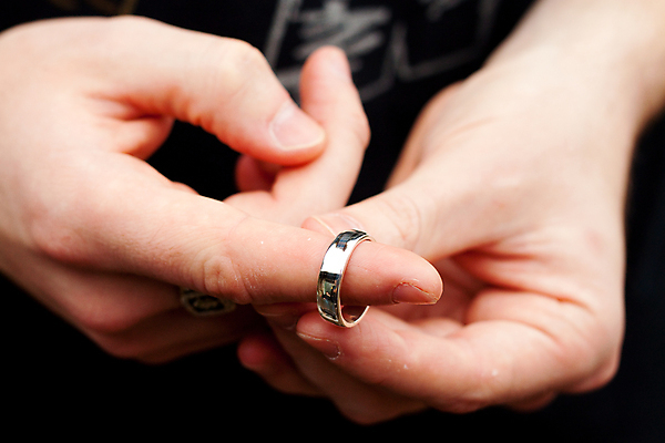 포토 JPG 해외이미지 손 결혼 손가락 관리 풍경 사람없음 가로 컬러풀 반지 잡기 악단 은색 보석 불안 결혼반지 해외202004 해외포토 감정 음악 컬러 장신구 모션 이벤트 신체부위 광석 파일형식 이미지허브