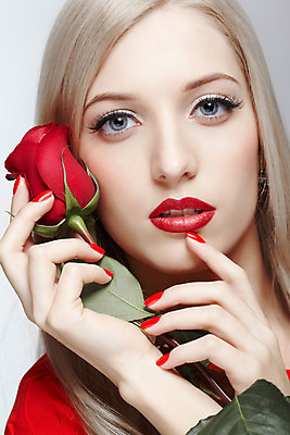 포토 JPG 해외이미지 백인 모델 헤어스타일 손 여자 꽃잎 꽃 얼굴 손가락 사랑 한명 사람 빨간색 금발 장미 유행 회색 흰색 표현 못 화려 손톱관리 손톱 입술 내추럴 의료성형뷰티 스타일 해외202004 해외포토 서양인 식물 1 감정 컬러 컨셉 신체부위 공구 네일아트 파일형식 이미지허브