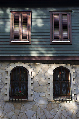 포토 JPG 해외이미지 꽃 화분 창문 주택 사람없음 건물 목재 소나무 블라인드 철책 콘크리트 해외202004 해외포토 나무 식물 건축물 재료 커튼 파일형식 이미지허브