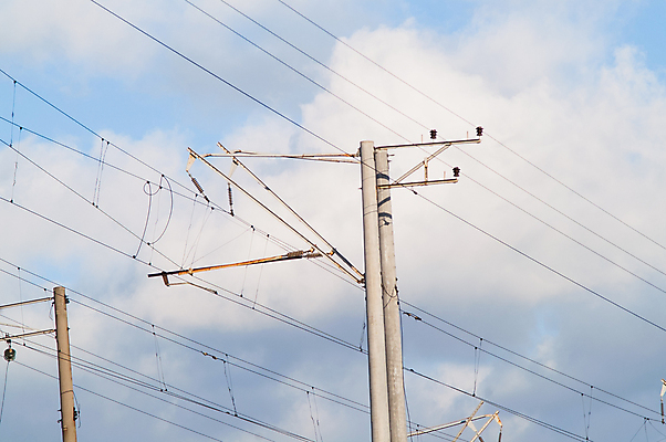 포토 JPG 해외이미지 구름 산업 선 백그라운드 통신 교통시설 하늘 사람없음 파란색 금속 힘 장비 기차 발전기 에너지 기둥 네트워크 역 연결 위험 묘사 머리위 전염 철사 시스템 봉 철탑 공학 변압기 분배 전압 철강 콘크리트 현재 공급 해외202004 해외포토 자연요소 교육 건축 육상교통 컬러 교통 컨셉 재질 대중교통 탑 발전소 질병 시설 감염 파일형식 이미지허브