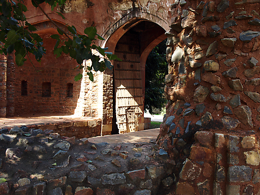 포토 JPG 해외이미지 외관 유럽 백그라운드 건축양식 날씨 출입구 사람없음 건물 목재 빨간색 교회 문 우주 힘 공백 중세 역사 큼 아치 외양간 고체 더블 로마네스크 옛날 파멸 해외202004 해외포토 나무 건축물 건축 나라 컬러 컨셉 재료 종교건축 크기 파일형식 소멸 이미지허브