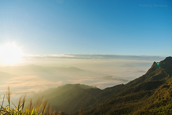포토 JPG 해외이미지 구름 여행 자연 하늘 아침 산 풍경 사람없음 야외 초록색 여름 일출 환경 계곡 새벽 안개 언덕 내추럴 절정 해외202004 해외포토 주간 자연요소 계절 컬러 날씨 노을 생태계 파일형식 이미지허브