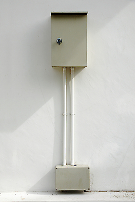 포토 JPG 해외이미지 직업 산업 선 벽 부분 열쇠 안전 사람없음 야외 빛 울타리 상자 금속 힘 장비 에너지 공구 업무 엔지니어 콘센트 플러그 보호 연결 위험 플라스틱 교차로 잠금 전자 철사 볼트 시스템 튜브 유지 분배 설치 전압 제어 아크릴 해외202004 해외포토 길 컨셉 재질 담장 도구 작업 기술자 보안 파일형식 이미지허브