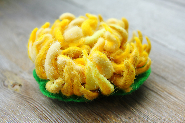 포토 JPG 해외이미지 꽃 산업 국화 사람없음 노란색 제조 수공예 브로치 양모 펠트 핸드메이드 해외202004 해외포토 식물 컬러 장신구 직물 공예 파일형식 천_직물 이미지허브