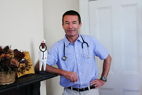 포토 JPG 해외이미지 직업 남자 행복 백그라운드 셔츠 유니폼 청진기 노동자 건강 한명 미소 사람 성인 가로 파란색 약 건강관리 의사 흰색 자신감 긍정 외과 돌봄 옛날 의료성형뷰티 해외202004 해외포토 1 옷 감정 컬러 컨셉 상의 의학 의료기기 모션 표정 병원 관리 의료진 파일형식 이미지허브