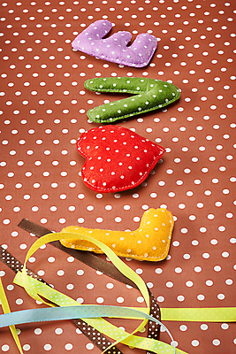 포토 JPG 해외이미지 커플 결혼 백그라운드 가족 결혼식 휴가 발렌타인데이 선물 사랑 사람없음 장식 빨간색 단어 컬러풀 수확 하트 인사 신용카드 복고 2월 강렬 특별함 펠트 핸드메이드 카피스페이스 해외202004 해외포토 모양 문자 감정 컬러 컨셉 농업 관계 데이이벤트 이벤트 금융 공백 예절 날짜 파일형식 천_직물 이미지허브