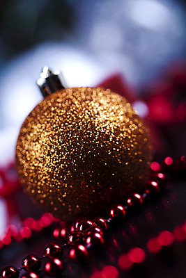 포토 JPG 해외이미지 크리스마스장식 크리스마스 실내 근접촬영 사람없음 아웃포커스 장식볼 오브젝트 오너먼트 해외202004 해외포토 기념일 뷰포인트 촬영기법 내부 장식 파일형식 이미지허브