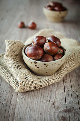 포토 JPG 해외이미지 계절 음식 백그라운드 컨셉 과일 재료 부분 탁자 요리 사람없음 목재 갈색 가을 사발 다발 먹기 삼베 질감 식용 해외202004 해외포토 나무 컬러 가구 모션 사기그릇 파일형식 천_직물 이미지허브