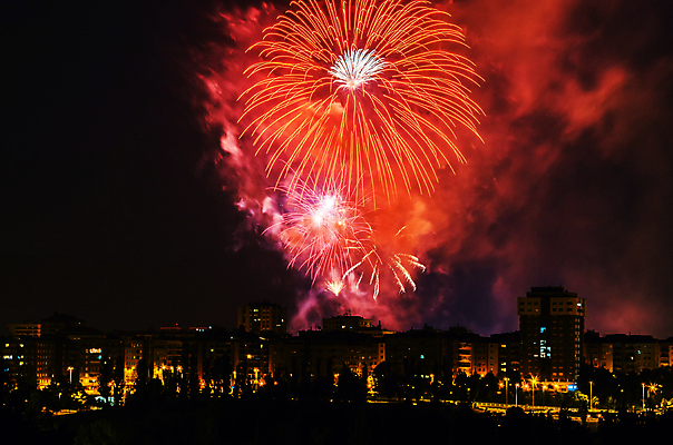 포토 JPG 해외이미지 백그라운드 하늘 불 불꽃 새로움 기념 폭죽 사람없음 빨간색 파티 검은색 흰색 축하 업무 야간 폭발 파열 해외202004 해외포토 자연요소 컬러 컨셉 이벤트 작업 파일형식 이미지허브