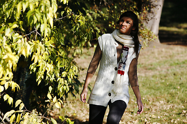 포토 JPG 해외이미지 나무 공원 여자 잎 자연 휴식 한명 사람 야외 청춘 기쁨 아내 해외202004 해외포토 식물 1 공공시설 감정 컨셉 생태계 파일형식 이미지허브