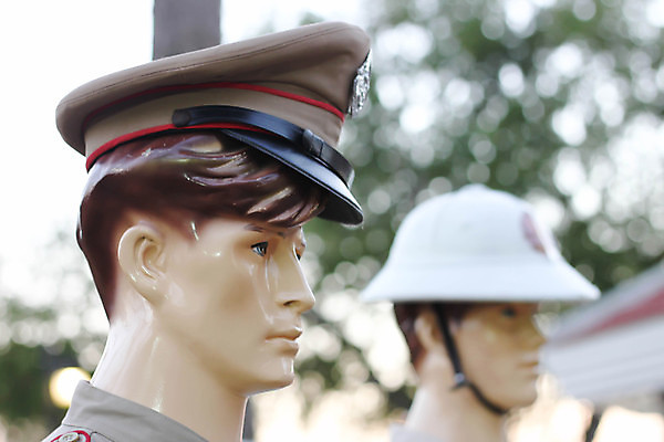 포토 JPG 해외이미지 계절 아시아 도로 교통시설 자동차 태국 거리 버스 주택 사람 사람없음 강 환경 가을 도시 구출 경찰 위험 빗방울 방콕 짐차 타운 내추럴 노숙자 꼭두각시 재앙 적자 해외202004 해외포토 직업 나라 길 육상교통 교통 컨셉 대중교통 건물 도움 비_날씨 시설 파일형식 이미지허브