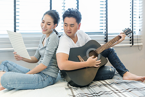 포토 JPG 해외이미지 전신 커플 응시 여자 남자 휴식 실내 미소 들기 사람 앉기 성인 두명 옆모습 기댐 등맞대기 기타 침대 악보 성인만 해외202004 해외포토 시선 음악 뷰포인트 가구 컨셉 관계 모션 현악기 표정 내부 파일형식 이미지허브