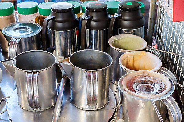 포토 JPG 해외이미지 전통 라이프스타일 아시아 문화 커피 음료 백그라운드 가방 비즈니스 태국 거리 동양인 사람없음 야외 물 검은색 중국 우유 신선 뜨거움 시장 차 달콤 냄비 복고 지역 아라비아 에스프레소 옛날 해외202004 해외포토 자연요소 잡화 나라 컬러 유제품 인종 생활 맛 솥 파일형식 이미지허브