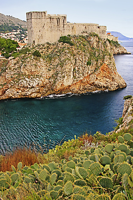 포토 JPG 해외이미지 유럽 벽 바다 여행 오렌지 건축양식 지붕 안테나 졸업생 사람없음 빨간색 물 도시풍경 여행객 항구 도시 만 보트 성 중세 성자 지중해 포트 타운 크로아티아 두브로브니크 발칸반도 옛날 해외202004 해외포토 자연요소 건축물 건축 나라 종교 컬러 배_교통 과일 졸업 통신 교통시설 사람 풍경 역사 파일형식 이미지허브