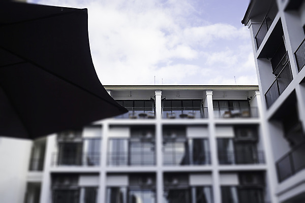 포토 JPG 해외이미지 라이프스타일 여행 자연 하늘 호텔 아파트 사람없음 야외 건물 파란색 햇빛 맑음 고층빌딩 올려보기 우아함 휴양지 열대기후 카피스페이스 해외202004 해외포토 건축물 컬러 컨셉 모션 숙소 날씨 주택 빌딩 생활 태양 공백 장소 생태계 파일형식 이미지허브