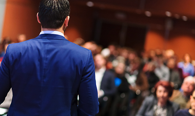 포토 JPG 해외이미지 남자 실내 한명 정장 상반신 성인 뒷모습 아웃포커스 비즈니스맨 강의 강당 세미나 성인남자한명만 해외202004 해외포토 1 옷 뷰포인트 비즈니스 촬영기법 사람 내부 직장인 남자한명만 성인남자만 파일형식 이미지허브