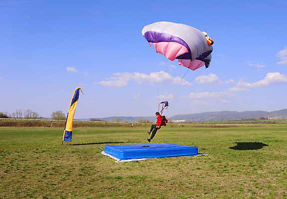 포토 JPG 해외이미지 주간 전신 남자 한명 성인 야외 비행 목표 낙하산 패러글라이딩 글라이더 착륙 성인남자한명만 해외202004 해외포토 자연요소 1 스포츠 컨셉 사람 남자한명만 성인남자만 파일형식 이미지허브