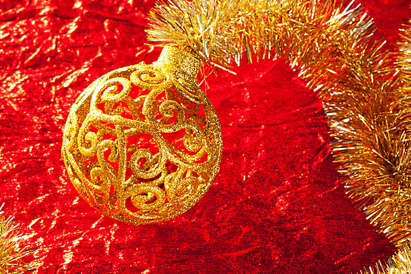 포토 JPG 해외이미지 크리스마스장식 크리스마스 실내 사람없음 장식볼 금색 오브젝트 빨간배경 오너먼트 해외202004 해외포토 기념일 컬러 백그라운드 내부 장식 빨간색 파일형식 이미지허브