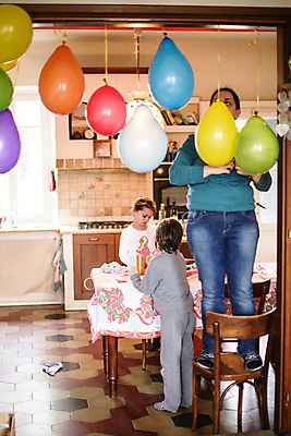 포토 JPG 해외이미지 라이프스타일 기념일 행복 백그라운드 컨셉 휴가 주택 기념 매달리기 이벤트 장식 세명 파란색 컬러풀 파티 축제 기쁨 축하 생일 초대 풍선 고립 해외202004 해외포토 감정 컬러 모션 사람 건물 생활 파일형식 이미지허브