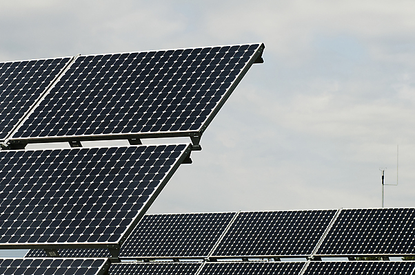 포토 JPG 해외이미지 공원 산업 백그라운드 자연 하늘 세포 풍경 사람없음 건물 초록색 파란색 글로벌 햇빛 태양 환경 맑음 힘 재활용 발전기 에너지 시골 도시 판넬 큼 생태계 태양에너지 세대 유지 개발 생태학 수집가 공급 획기적 해외202004 해외포토 자연요소 직업 건축물 공공시설 교육 컬러 날씨 발전소 그린에너지 크기 친환경 파일형식 이미지허브