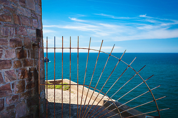 포토 JPG 해외이미지 구름 유럽 바다 여행 건축양식 하늘 휴가 주택 풍경 사람없음 야외 건물 여름 파란색 탑 맑음 프랑스 캡모자 해외202004 해외포토 자연요소 모자_잡화 건축물 계절 건축 나라 컬러 날씨 파일형식 이미지허브