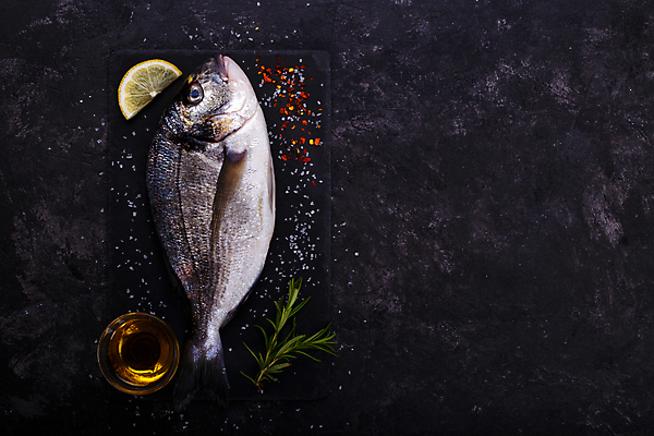 포토 JPG 해외이미지 음식 바다 백그라운드 채소 재료 탁자 건강 어류 요리 사람없음 목재 우주 식당 식사 저녁식사 추위 신선 술집 맛 정상 지중해 레몬 허브 해산물 향신료 메뉴 준비 날것 도미 소금 후추 로즈메리 생식 석판 해외202004 해외포토 나무 식물 가구 컨셉 과일 상점 수중동물 향미료 파일형식 이미지허브