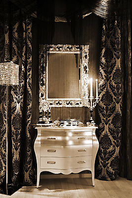 포토 JPG 해외이미지 디자인 벽 시계 목걸이 유리 아파트 주택 프레임 실내 손잡이 사람없음 내부 목재 세로 반사 검은색 거울 수확 골동품 시간 커튼 플랫 크리스탈 찬장 캐비닛 복고 촛대 연소 구식 세피아 시각장애인 옛날 해외202004 해외포토 나무 컬러 가구 농업 재료 장신구 재질 촬영기법 건물 광석 장애인 사물함 파일형식 이미지허브