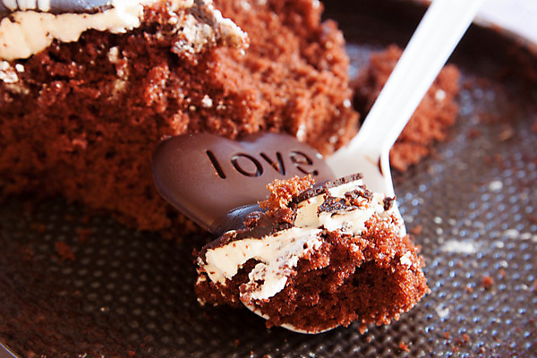 포토 JPG 해외이미지 접시 음식 조각 포크 부분 디저트 기념 사랑 요리 사람없음 장식 컬러풀 갈색 파티 케이크 식당 초콜릿 얼음 검은색 어둠 빵집 대접 고명 달콤 설탕 굽기 먹기 크림 충동구매 고립 무스 반투명 브라우니 커스터드 페스츄리 해외202004 해외포토 자연요소 식기 감정 빵 컬러 모션 이벤트 쇼핑 상점 맛 구이 과소비 파일형식 이미지허브