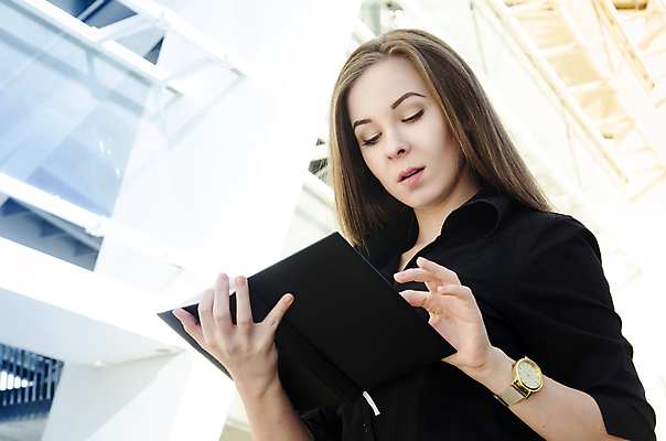 포토 JPG 해외이미지 직업 1 학생 응시 여자 셔츠 비즈니스 사업가 성공 한명 서기 미소 사람 도시풍경 귀걸이 작업 비즈니스우먼 자신감 손목시계 리더 스카이라인 해외202004 해외포토 시선 감정 시계 컨셉 상의 장신구 모션 표정 풍경 도시 직장인 파일형식 이미지허브