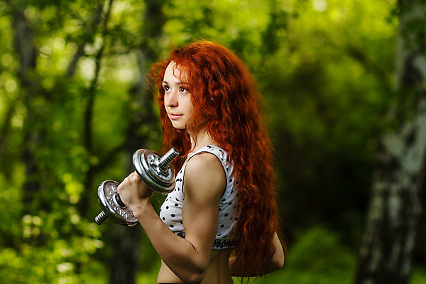 포토 JPG 해외이미지 모양 라이프스타일 여자 행복 신체 근육 건강 한명 사람 20대 성인 빛 운동복 운동 힘 아령 장비 몸무게 보디빌딩 날씬함 연습 빨간머리 돌봄 리프팅 이두근 적자 해외202004 해외포토 1 헤어스타일 옷 감정 모션 청년 생활 헬스 몸매 파일형식 이미지허브