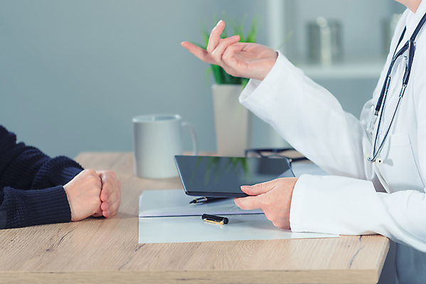 포토 JPG 해외이미지 백인 직업 여자 유니폼 건강 병원 대화 설명 사람 성인 두명 사무실 약 시험 환자 의사 질병 토론 상담 예방 약속 추천 돌봄 조언 의료성형뷰티 해외202004 해외포토 서양인 옷 교육 비즈니스 의학 모션 말하기 의료진 파일형식 이미지허브