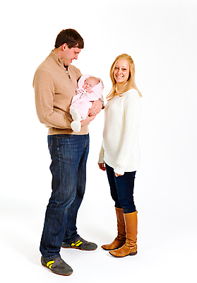 포토 JPG 해외이미지 스튜디오촬영 전신 커플 딸 가족 엄마 사람 세명 육아 흰색 아기 신생아 잡기 그룹 아빠 가득함 흰배경 고립 해외202004 해외포토 컬러 백그라운드 관계 모션 실내 파일형식 이미지허브