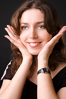 포토 JPG 해외이미지 백인 모델 여자 얼굴 포즈 백그라운드 한명 사람 소녀 성인 유행 검은색 화려 피부 입술 노려봄 해외202004 해외포토 서양인 1 어린이 컬러 컨셉 표정 신체부위 파일형식 이미지허브