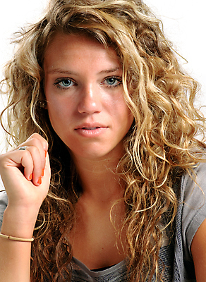 포토 JPG 해외이미지 학생 여자 얼굴 한명 10대 금발 해외202004 해외포토 1 헤어스타일 청소년 사람 신체부위 파일형식 이미지허브