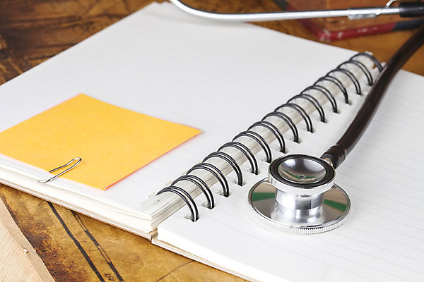 포토 JPG 해외이미지 교육 텍스트 청진기 건강 병원 사람없음 책 약 금속 진료 듣기 장비 시험 의사 기구 공구 하트 심장 긴급 도서관 맥박 질병 측정 고립 돌봄 해외202004 해외포토 모양 의학 의료기기 모션 재질 의료진 도구 장기_의학 파일형식 이미지허브